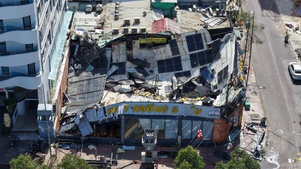 태풍 갈매기로 인해 완파된 뀌년시의 한 대형 식당 건물. 베트남이 중부 지방을 강타한 13호 태풍 ‘갈매기’로 7조 동이 넘는 경제적 피해를 입은 것으로 나타났다. (사진=VnExpress)