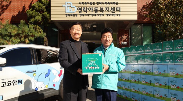 함영주 하나금융그룹 회장이 '고요한 M' 택시를 타고 서울시 용산구 후암동의 '영락보린원'에 방문해 김장김치와 아동 개인맞춤형 희망선물이 담긴 행복상자를 전달하고 있다. 고요한 M택시는 청각장애인 운전사를 운전사로 고용해 장애인 일자리창출에 기어하고 있는 회사다. (사진=하나금융그룹)
