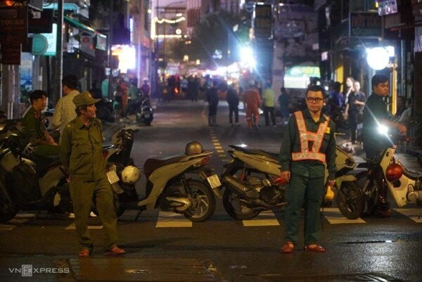 베트남 공안이 감전사고가 발생한 현장을 통제 중인 모습. (사진=VnExpress/Giang Anh)