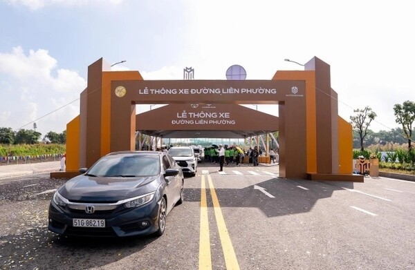 베트남 호치민시의 시내와 동부 도심권을 잇는 리엔프엉길이 공식 개통됐다. 리엔프엉길은 옛 2군 응웬주이찐부터 글로벌시티 중심부를 통과하는 6.7km 길이 노선으로, 이번에 약 660m 길이(폭 60m) 설계 속도 60km/h의 도로 및 교량이 신규 개통되면서 동부 도심권부터 마이찌토대로-보응웬지압대로까지 이어지는 핵심 구간이 형성됐다. (사진=마스테리홈)