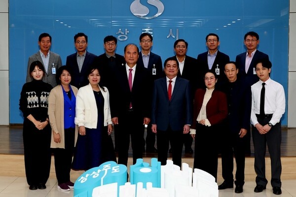 강영석 상주시장(앞줄 왼쪽에서 네번째)과 후인 찌 응웬 까마우성 인민위원회 부위원장(다섯번째) 등 양기관 대표단이 협력강화 방안 논의를 마친뒤 기념촬영을 하고 있다. (사진=상주시)