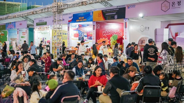하이퐁의 ‘2025 아세안 K-푸드 페어’에서 베트남 현지소비자들이 K-푸드 시식 체험을 하고 있다. (사진=한국농수산식품유통공사) 