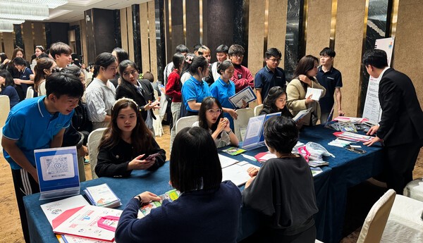 동신대학교가 하노이에서 개최한 ‘전남 중북부지역 공동 유학박람회‘에 참석한 베트남 학생들이 유학상담을 하고 있다. (사진=동신대학교)