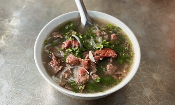 베트남식 쌀국수는 하노이 또는 남딘성에서 유래된 것으로 알려져있다. 주로 북부 지방에서 소비되던 쌀국수는 1954년 제네바협정으로 남북이 분단된 뒤, 북베트남에서 남베트남으로 이주한 사람들이 쌀국수를 만들어 팔기 시작하면서 양지머리나 소힘줄, 생고기를 국물의 온기로 익혀먹는 토핑으로 올리는 등 지역별 특색을 갖춘 형태로 발전했다. (사진=VnExpress)