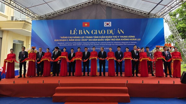 하노이에서 열린 농림축산식품부와 한국농어촌공사의 ‘베트남 국립가축질병진단센터(NCVD) 역량강화 2차사업’ 준공식에서 한국과 베트남 농업당국 및 기관 관계자들이 준공 기념테이프를 자르고 있다. (사진=한국농어촌공사)