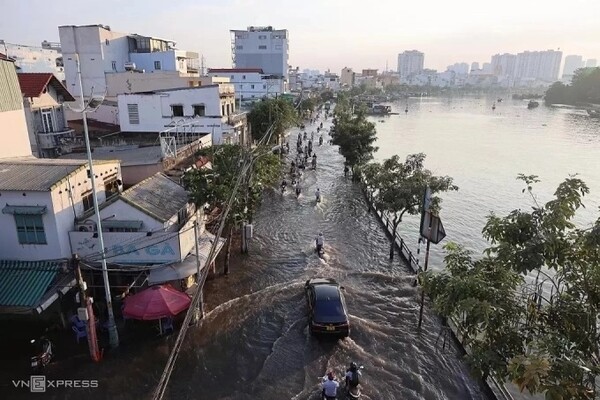 지난 10월 폭우와 만조가 겹쳐 물바다가 된 호치민시 옛 7군 쩐쑤언쏘안길 일대 모습. 호치민시가 대규모 운하 준설 사업을 추진한다. 급속한 도시화와 지반 침하로 인해 해를 거듭할수록 남부 도시권역의 침수 피해가 심해지는 양상을 보이고 있기 때문이다. (사진=VnExpress/Gia Minh)