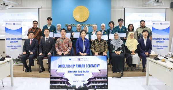 종근당고촌재단이 호치민의약학대•하노이약대•인도네시아국립대•반둥공과대 등 양국 4개대 학생 40명에 4년간 등록금 전액 장학금을 지원했다. 정재정 종근당고촌재단 이사장(앞줄 왼쪽에서 네번째)와 재단및 학교 관계자, 장학생들이 기념촬영을 하고있다. (사진=종근당고촌재단)