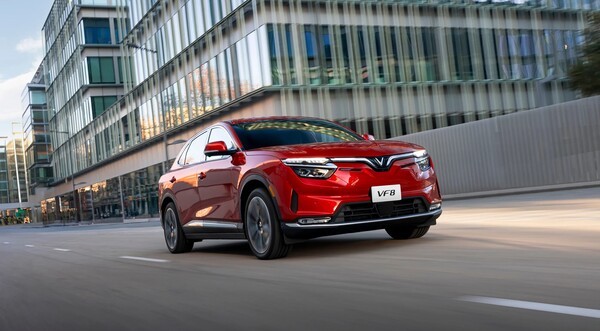 빈패스트 전기차 VF8. 베트남 전기차 제조업체 빈패스트가 전기차(EV)에 대한 소비자의 접근 문턱을 낮추기 위해 하이브리드 차량 도입을 검토하고 있다는 소식이 전해졌다. (사진=빈패스트)