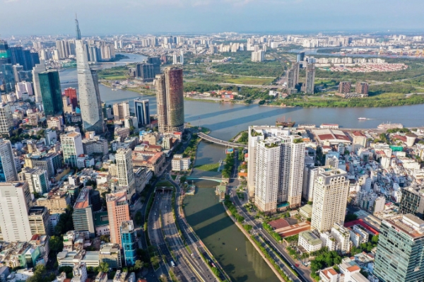 호치민시 옛 1~4군 경계에 자리잡은 아파트단지들의 모습. 아파트 단기 임대 시범 사업을 추진 중인 호치민시가 아파트 소유주와 입주민 사이 극명하게 엇갈린 찬반 의견으로 정책 수립에 난항을 겪고 있다. (사진=VnExpress/Quynh Tran)