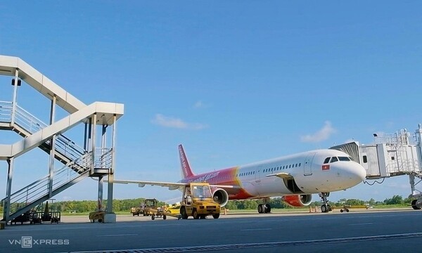 빈국제공항 게이트에 주기 중인 비엣젯항공 여객기. 개보수 사업으로 폐쇄 중인 베트남 중부 응에안성의 빈국제공항이 내달 중 운영을 재개한다. (사진=VnExpress/Duc Hung)