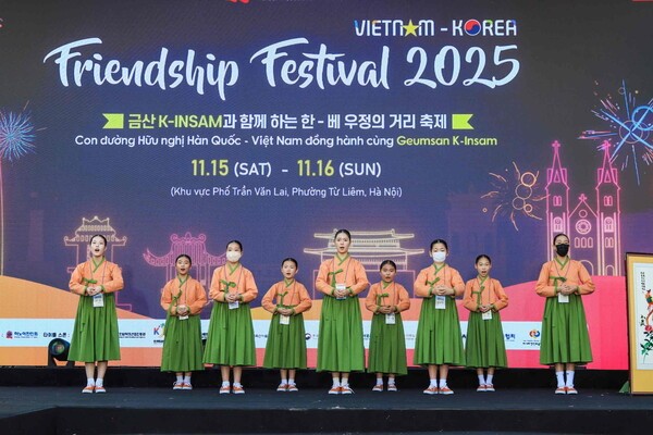 밀양아리랑예술단이 하노이에서 열린 '한국-베트남 우정의 거리 축제'에서 ‘날 좀 보소’를 공연하고 있다. (사진=밀양시)