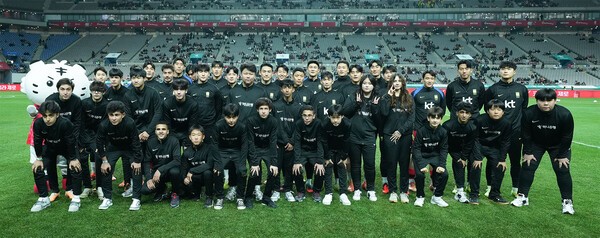 축구 국가대표팀 A매치에서 매치볼 키드와 기수단 참여 행사한 이주배경가정 아동•청소년들이 경기가 끝난후 단체로 기념촬영을 하고 있다. (사진=하나은행)