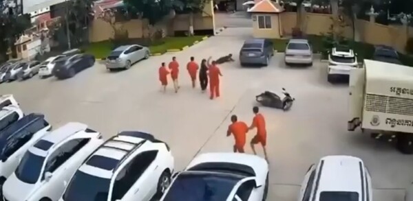 베트남인 5명 등 수감자 6명이 조력자의 도움으로 법원 밖으로 탈주 중인 모습. 캄보디아에서 재판을 받던 마약사범들이 총기를 이용해 집단 탈주했다 하루도 안돼 다시 붙잡히는 사건이 벌어진 가운데 캄보디아 당국이 탈주범 5명이 베트남 출신자라고 밝혀 관심이 집중되고 있다. (사진=캄보디아 법원 CCTV 스틸컷)