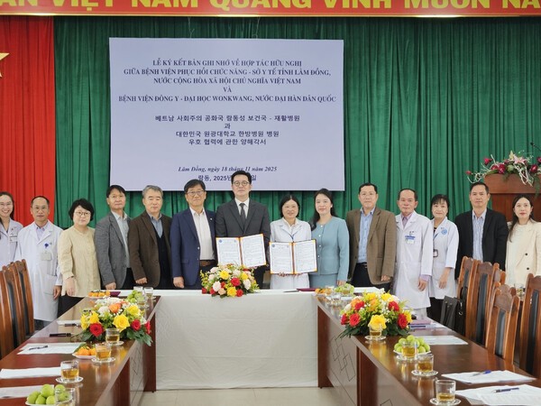 원광대학교 한방병원과 럼동성 보건국-재활병원 의료진 등 관계자들이 업무협약을 체결한후 협약서를 들고 기념촬영을 하고 있다. (사진=원광대학교 한방병원)