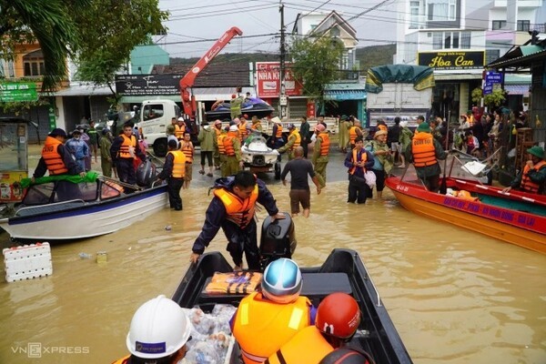 불어난 강물로 시내가 잠긴 옛 뀌년시의 한 거리의 모습. (사진=VnExpress/Dinh Van)