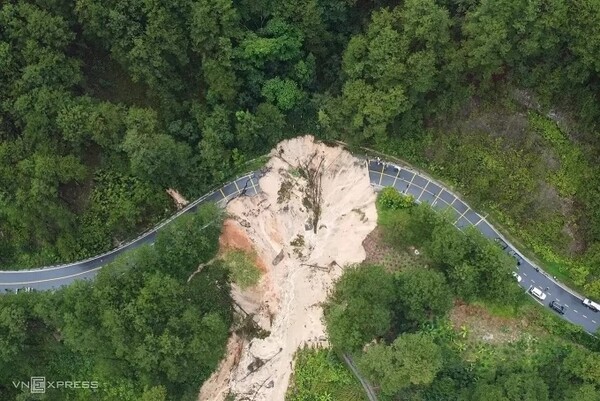 냐짱과 달랏을 잇는 주요 구간 중 하나인 20번 국도 미모사 고개가 산사태로 인해 차단 중인 모습. 철도당국은 기상 악화로 인해 19~20일 여객열차 14편 중부지방 운행을 중단했으며, 뚜이화공항(Tuy Hoa)은 활주로 침수로 인해 이날 오전 10시부터 20일 정오까지 공항 운영을 일시 중단했다. (사진=VnExpress/Truong Ha)
