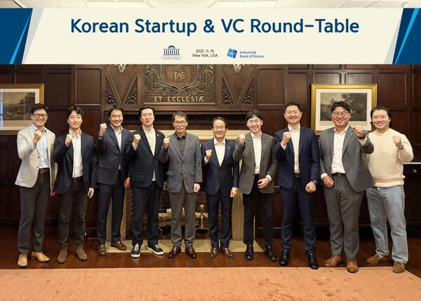 미국 뉴욕에서 열린 국회 정무위-IBBK기업은행의 한국계 스타트업•벤처캐피탈 간담회에서 강민국 국민의힘 의원(왼쪽에서 네번째), 김성태 기업은행장(다섯번째), 강준현 더불어민주당 의원(여섯번째)이 한국계 스타트업•벤처캐피탈 대표들과 기념촬영을 하고 있다. (사진=IBK기업은행)