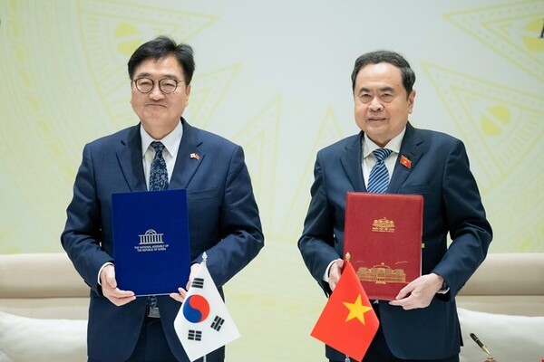 우원식 국회의장과 쩐 탄 먼 베트남 국회의장이 양국 국회간 협력에 관한 양해각서를 들어보이고 있다. (사진=베트남 국회)