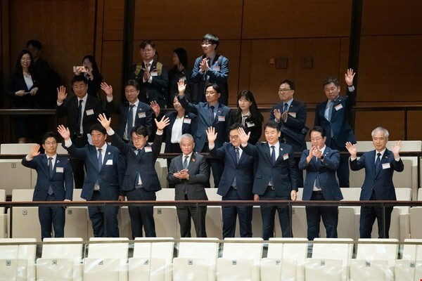 회담 후 우 의장 및 국회 대표단은 양국 국회 간 협력에 관한 새로운 양해각서에 서명하고, 베트남 국회 본회의를 참관했다. (사진=베트남 국회)