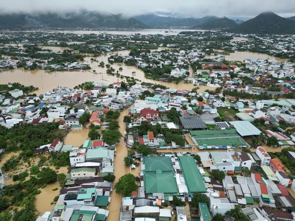 지난 19일 홍수로 인해 냐짱시의 한 마을 전체가 잠긴 모습. 베트남 중부지방을 덮친 50년 만에 대홍수로 인명 피해도 크게 불어나는 모습이다. 피해 지역에는 25일까지 국지적으로 250mm가 넘는 많은 비가 내릴 것으로 예보돼 추가 피해가 우려되고 있다. (사진=VnExpress) 