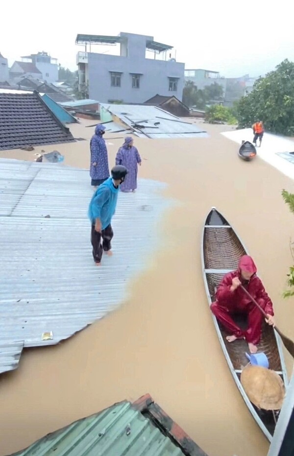 지난 19일 주택이 완전 침수돼 지붕위에서 구조대를 기다리고 있는 닥락성 지역민들의 모습. (사진=VnExpress)