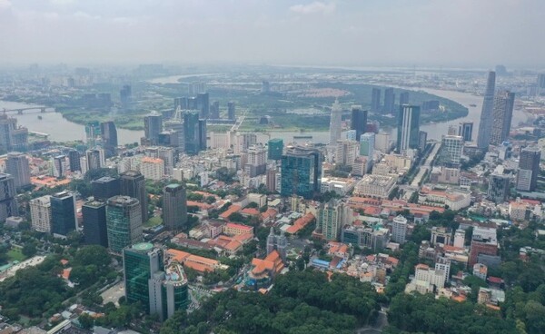 호치민 도심 일대 전경. 최근 1년간 호치민시 아파트 가격이 급등세를 나타낸 가운데 높은 금리로 인해 은행 대출 등 자산을 동원해 이른바 ‘영끌’에 나섰던 장기 보유자들의 실제 수익률은 그리 크지 않았던 것으로 나타났다. (사진=VnExpress/Quynh Tran)