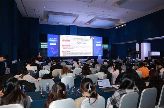 하노이에서 열린 중앙대 실감미디어혁신융합대학사업단, (사)콘텐츠미래융합포럼 공동주최•주관의 ‘2025 글로벌 가상융합경제 컨퍼런스’에서 참석자들이 강연자들의 주제발표를 듣고있다.(사진=중앙대학교 실감미디어혁신융합대학사업단)