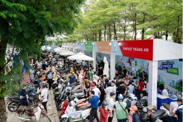빈패스트가 개최한 전기오토바이 보상판매 행사에 몰려든 주민들의 모습. 베트남 전기차 제조업체 빈패스트가 올 들어 인상적인 판매 실적으로 베트남 전기 오토바이 시장을 선도하고 있다. (사진=VnExpress/Tuan Vu)