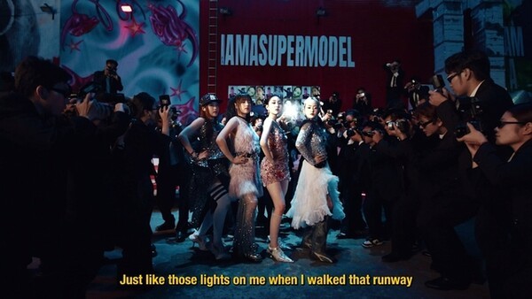 걸그룹 VVUP의 미니1집 'VVON'의 타이틀곡 'Super Model' 뮤직비디오를 베트남 출신 푸엉 부 감독이 연출해 관심을 모으고 있다. (사진=이코이엔티)