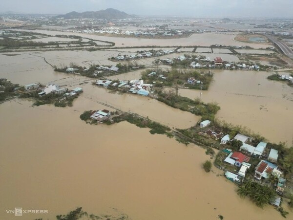 24일 또다시 침수된 베트남 중부 뀌년의 한 마을. 11월 15일 오후 7시부터 21일 오후 7시까지 엿새간 베트남 남중부지방에 내린 비는 적게는 100~300mm, 많게는 1800mm가 넘었던 것으로 집계됐으며, 이로 인해 주요 5개 강 유역에서 홍수가 발생, 23일 91명이 사망하고, 11명의 실종자가 발생했다. 당국에 따르면, 경제적 피해는 13조 동(4억9300만 달러)을 넘어선 것으로 추정된다. (사진=VnExpress/Tran Hoa)