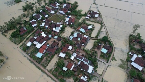 지난 22일 홍수로 인해 마을 전체가 잠긴 닥락성 한 지역의 모습. 베트남 최대 민간기업인 빈그룹이 중부지방 수해 복구 자금으로 5000억 동(약 1900만 달러) 규모 지원금을 긴급 편성하며 지원에 나섰다.  (사진=VnExpress/Dinh Van)
