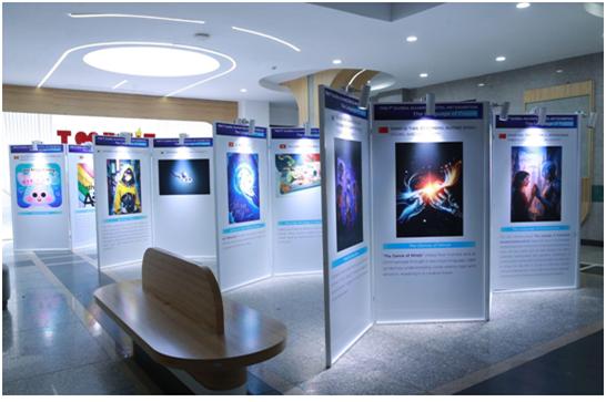 베트남 우정통신대학에서 열린 중앙대학교의 ‘제1회 글로벌 얼라이언스 미디어 아트전’에는 한-베 양국 및 미국•일본•중국 등 5개국 대학생의 작품 60여점 전시돼 디지털기반 창작물의 글로벌 협력의 장이 됐다. (사진=중앙대학교 가상융합대학)