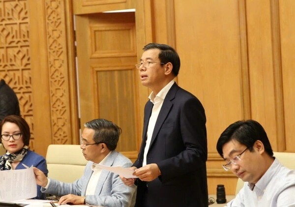 응웬 비엣 꽝 빈그룹 부회장 겸 대표이사. 빈스피드는 부지 정리 비용 제외 총 610억 달러 상당을 투자할 계획이다. 예상 완공 기한은 토지 할당일로부터 5년간이다. 빈스피드는 총사업비의 80%를 정부 대출로 조달한다는 계획으로, 이를 통해 공사 기간을 10년에서 5년으로 단축시킬 수 있으며, 개통 후 30년이면 원금의 80%를 회수할 수 있다는 입장이다. (사진=베트남정부포털)