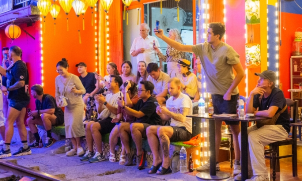 하노이 관광 명물 기찻길을 찾은 외국인 관광객들. 베트남 수도 하노이의 국내외 관광객 유치 실적이 역대 최고치를 기록했다.(사진=VnExpress/Hoang Giang)