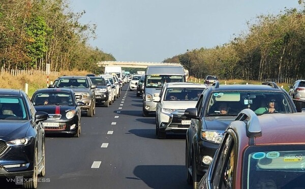 호치민-롱탄-저우저이 고속도로. (사진=VnExpress/Dinh Van)