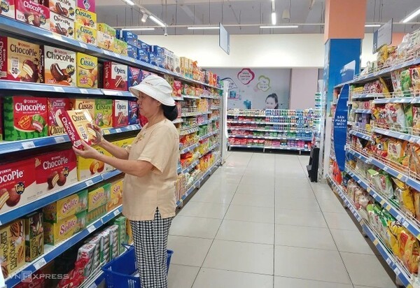호치민시 한 쿱마트에서 오리온 초코파이 제품을 살펴보고 있는 소비자의 모습. 베트남에서 저당 열풍이 거세게 불고 있다. 최근 몇 년 간 이어진 건강·체중관리에 대한 관심이 코로나19 팬데믹 이후 더욱 강화되면서 소비자들 사이에서 당을 줄인 식품에 대한 소비 문화가 급속도로 확산하고 있다는 분석이다.(사진=VnExpress/Thi Ha)