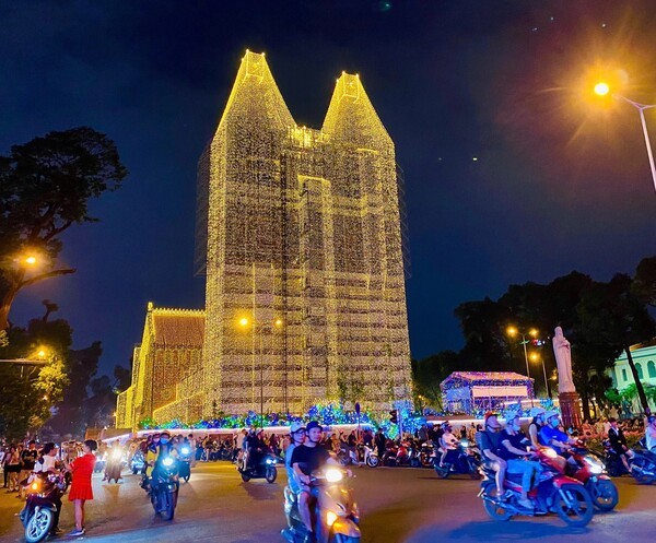 호치민시 관광 명소 중 하나인 노트르담 대성당은  시내 중심지에 있어 접근성이 좋고 아름다운 건축미로 맞은편의 중앙우체국과 함께 예비 부부들에게 웨딩사진 촬영지로 많은 사랑을 받아왔다. 특히 매년 성탄절에는 성탄미사에 참석하려는 미사객들과 데이트를 위해 성당을 찾은 젊은이들로 발 디딜 틈 없이 문전성시를 이뤘다. (사진=thanhnien/Thao Phuong)