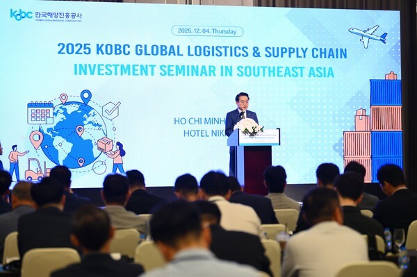 안병길 한국해양진흥공사 사장이 국내 해운•항만물류기업의 베트남 진출 지원을 위해 호치민시에서 열린 '2025 KOBC 글로벌 물류•공급망 투자지원 사업설명회'에서 지원방침을 밝히고 있다. (사진=한국해양진흥공사)