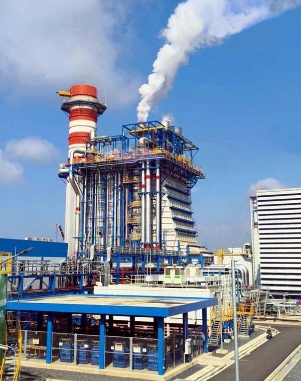 베트남 동나이성 년짝LNG발전단지(3·4호기) 완공까지 총 14억 달러의 사업비가 투입된 이번 발전단지는 티바이-년짝 LNG 공급망의 중요한 연결 고리로서, 남부 지역의 핵심 전력 공급원을 보완하는 역할을 할 것으로 기대를 모은다. 해당 시설은 내년 1월부터 설계 용량 기준 연간 90억kWh 이상의 전력을 국가 전력망에 공급할 예정이다. (사진=PVN)