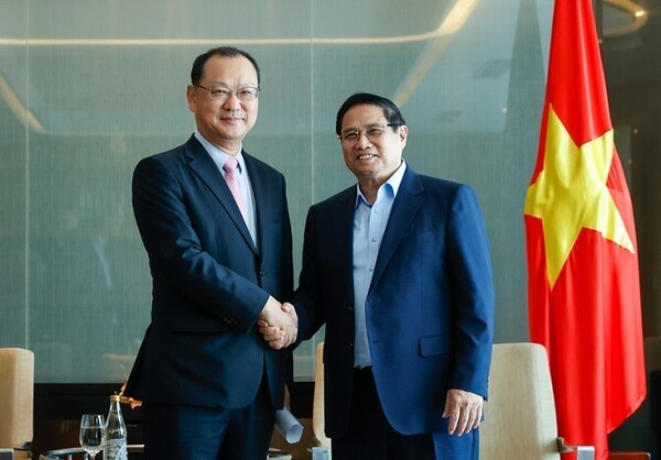 지난 3월 팜 민 찐 베트남 총리와 회담 후 기념사진을 촬영 중인 배인한 효성동나이 법인장. 효성은 재활용 소재를 사용한 친환경 스판덱스·나일론섬유, 사탕수수를 원료로 한 바이오BDO, 태양광 발전 등 다양한 방식으로 탄소 감축을 추진하고 있다. 또한 효성그룹의 동나이성 소재 모든 공장은 ISO 14001 인증을 취득한 상태이며, ESG를 기준으로 평가한 에코바디스(EcoVadis) 평가를 기다리고 있다. 베트남은 2050년 탄소중립 목표를 전 세계에 공언한 상태인데, 이러한 배경에서 효성은 환경 보호와 기후 변화 영향 감소에 앞장서는 기업으로 모범이 되고 있다. (사진=베트남정부포털)