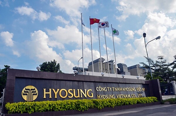 효성의 사회공헌 활동은 일회성 기부나 이미지 제고 차원의 CSR과는 결을 달리한다. 의료·주거·교육 등 지역 주민의 삶의 질과 직결된 분야에 지속적으로 개입하는 구조를 갖추고 있기 때문이다. 대표적인 사례로는 한국 의료진이 직접 참여하는 무료 진료 프로그램과 취약 계층 주거 환경 개선 사업이 있다. 이 같은 활동은 효성이 단순한 ‘외국 기업’이 아닌 ‘지역의 일원’으로 자리잡는 데 큰 역할을 담당했다. (사진=효성베트남)