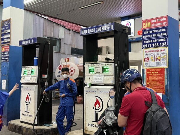 석유 제품 공급난 우려가 심화됨에 따라 호치민시 일부 주유소는 최근 들어 차량 1대당 50만 동, 오토바이 1대당 5만 동 등 휘발유 구매량을 제한하기 시작했다. (사진=인사이드비나)