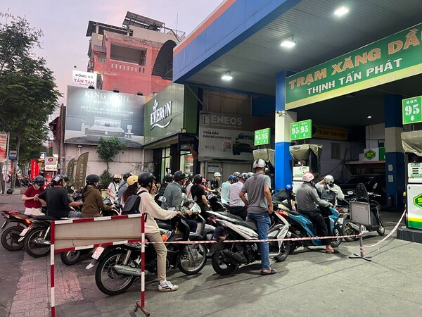 호치민시의 한 주유소 풍경. 정부는 단기적으로 공급난이 발생할 우려는 없다고 선을 그었지만, 현장에서는 혹시나 기름을 구하지 못할까하는 공포심이 여전한 모습이다. 시장 당국에 따르면 연료 수요는 단기간 50~100% 증가했으며, 하노이와 호치민 등 대도시 주유소 현장 실사에서는 오전부터 주유하려는 인파가 몰리며 최장 30~45분간 대기해야 하는 등 긴 줄이 늘어서기도 했다.(사진=인사이드비나)