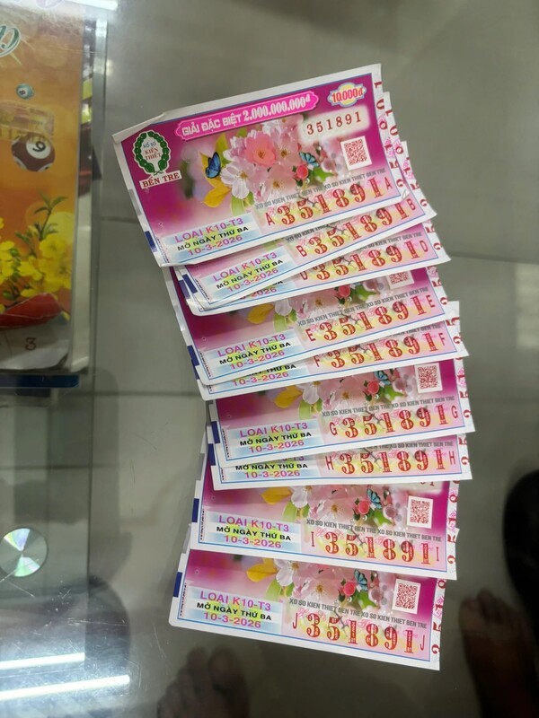 팟 씨가 구매했던 여러 복권 중 당첨금 20억 동의 1등에 당첨된 복권 9장. (사진=SNS 캡쳐)