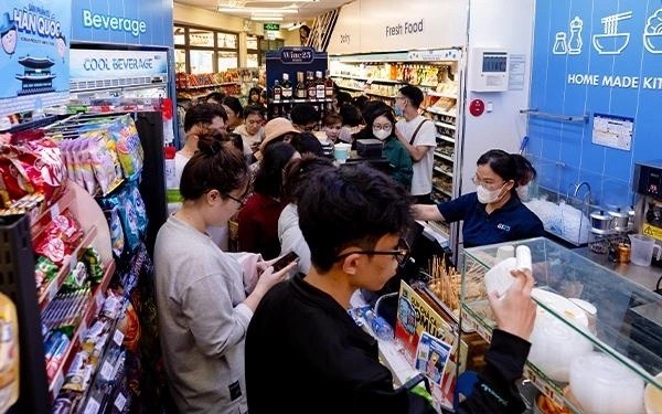 GS25 매장을 찾은 베트남 청년들의 모습. (사진=GS25베트남)