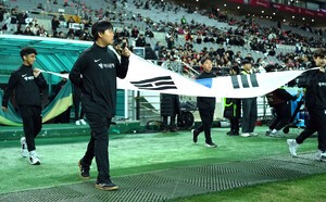 하나은행, 축구대표팀 경기서 이주배경가정 아동 '매치볼키드' '기수단' 행사